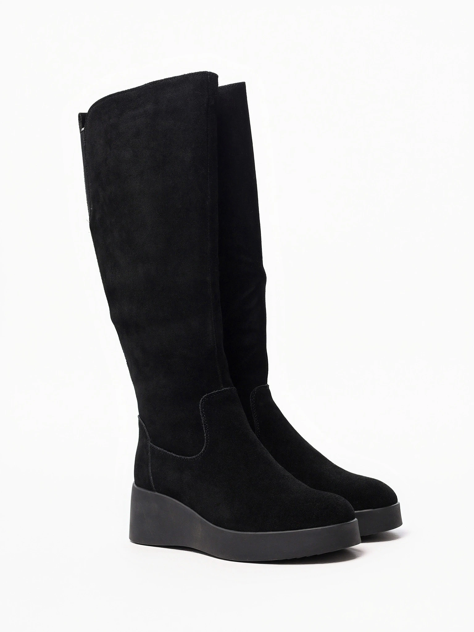 Сапоги черного цвета из натуральной замши на высокой платформе